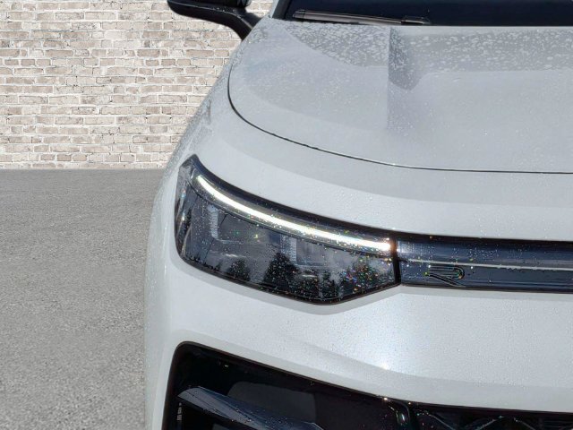 Certified 2025 Volkswagen Tiguan SE R-Line FWD image 10