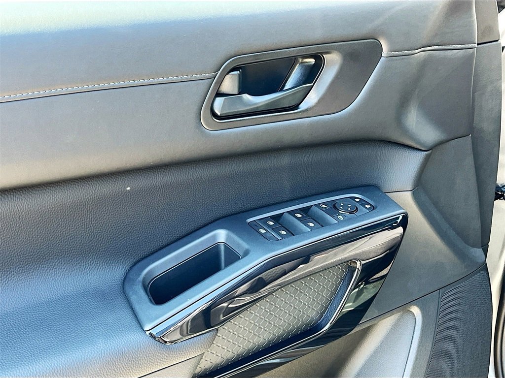 Certified 2025 Nissan Pathfinder S image 15