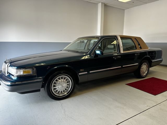 Used 1997 Lincoln Town Car Signature RWD image 7