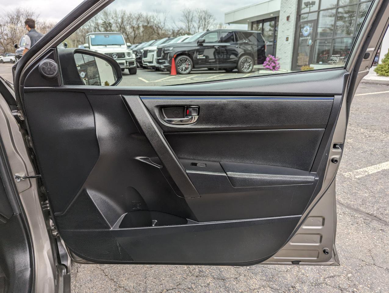 Used 2017 Toyota Corolla SE w/ SE Premium Package FWD image 31