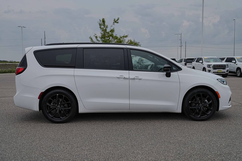 Used 2025 Chrysler Pacifica Limited FWD image 5
