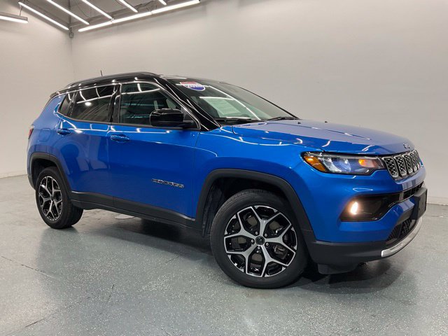 Used 2025 Jeep Compass Limited AWD/4WD image 2