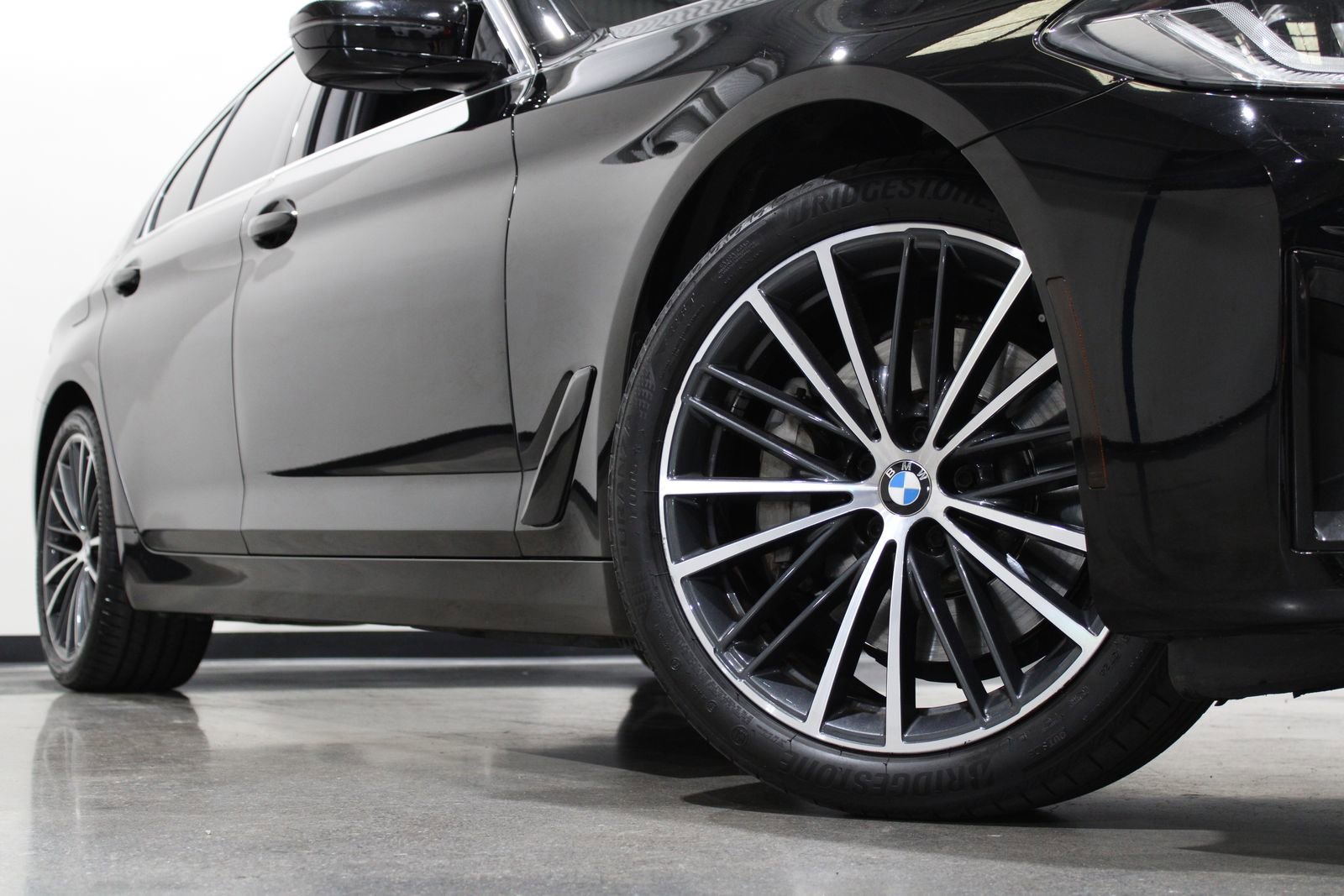 Used 2021 BMW 530i w/ Premium Package RWD image 3