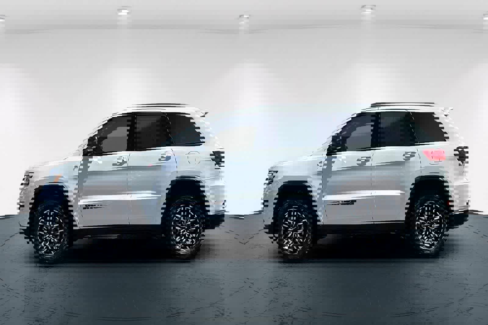 Used 2021 Jeep Grand Cherokee Trailhawk w/ Premium Lighting Group image 9