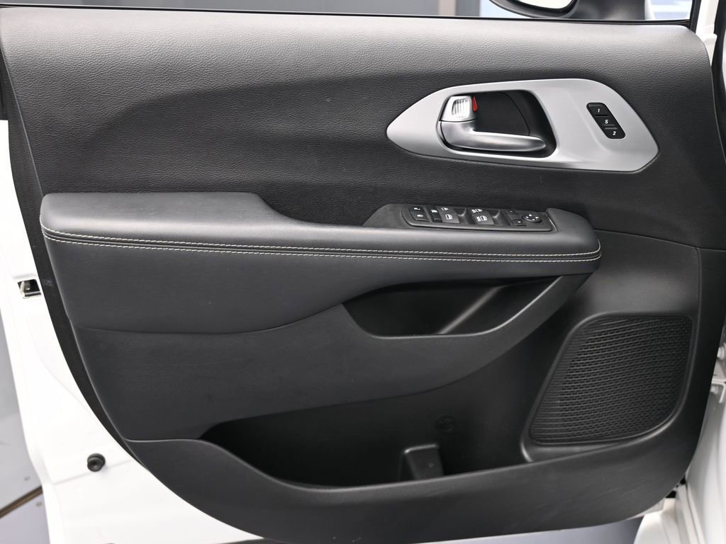 Used 2023 Chrysler Pacifica Touring-L w/ S Appearance Package image 12