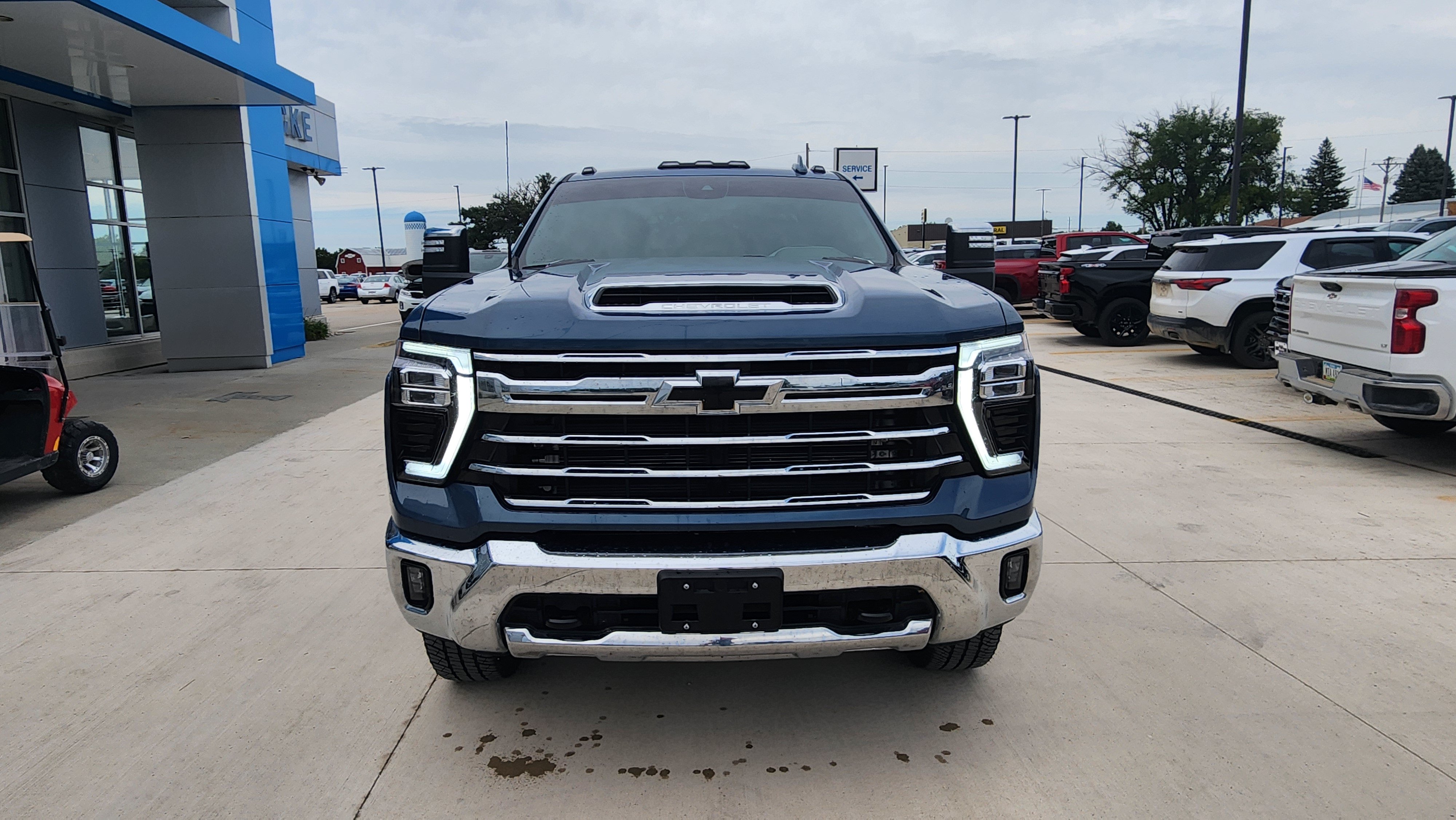 Used 2025 Chevrolet Silverado 3500 LTZ AWD/4WD image 2