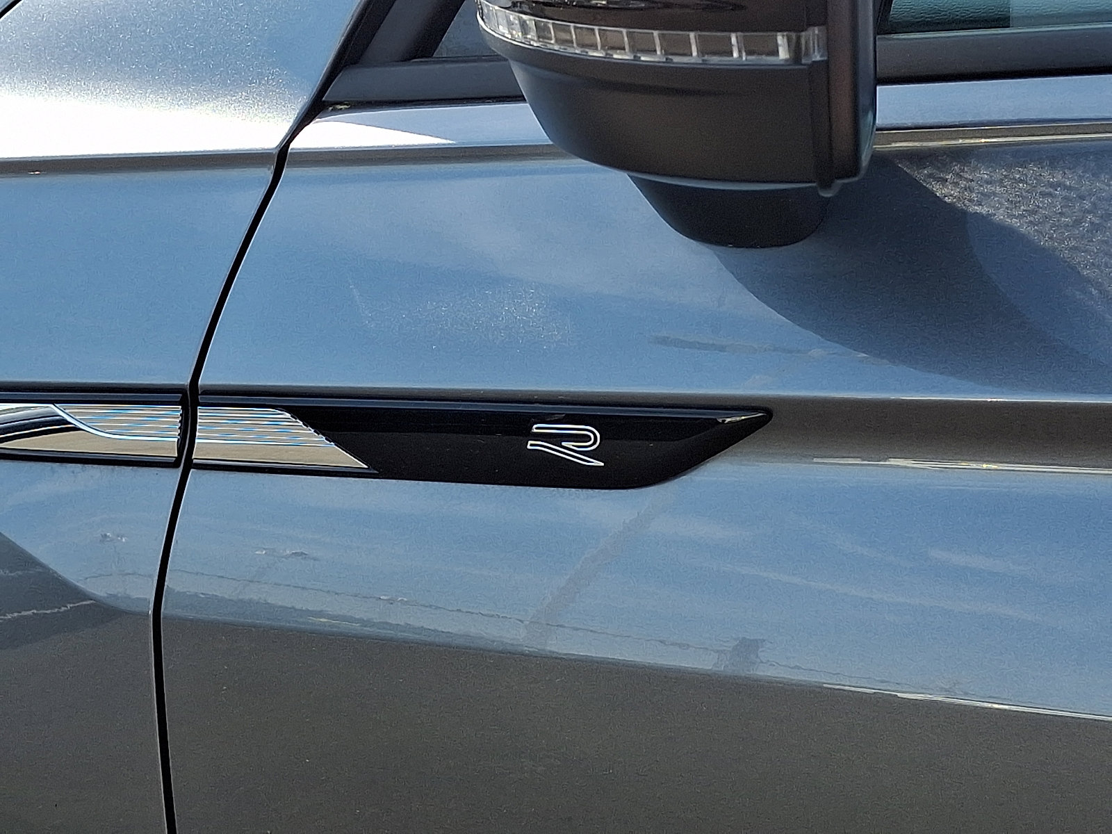 Certified 2022 Volkswagen Tiguan SE R-Line image 30