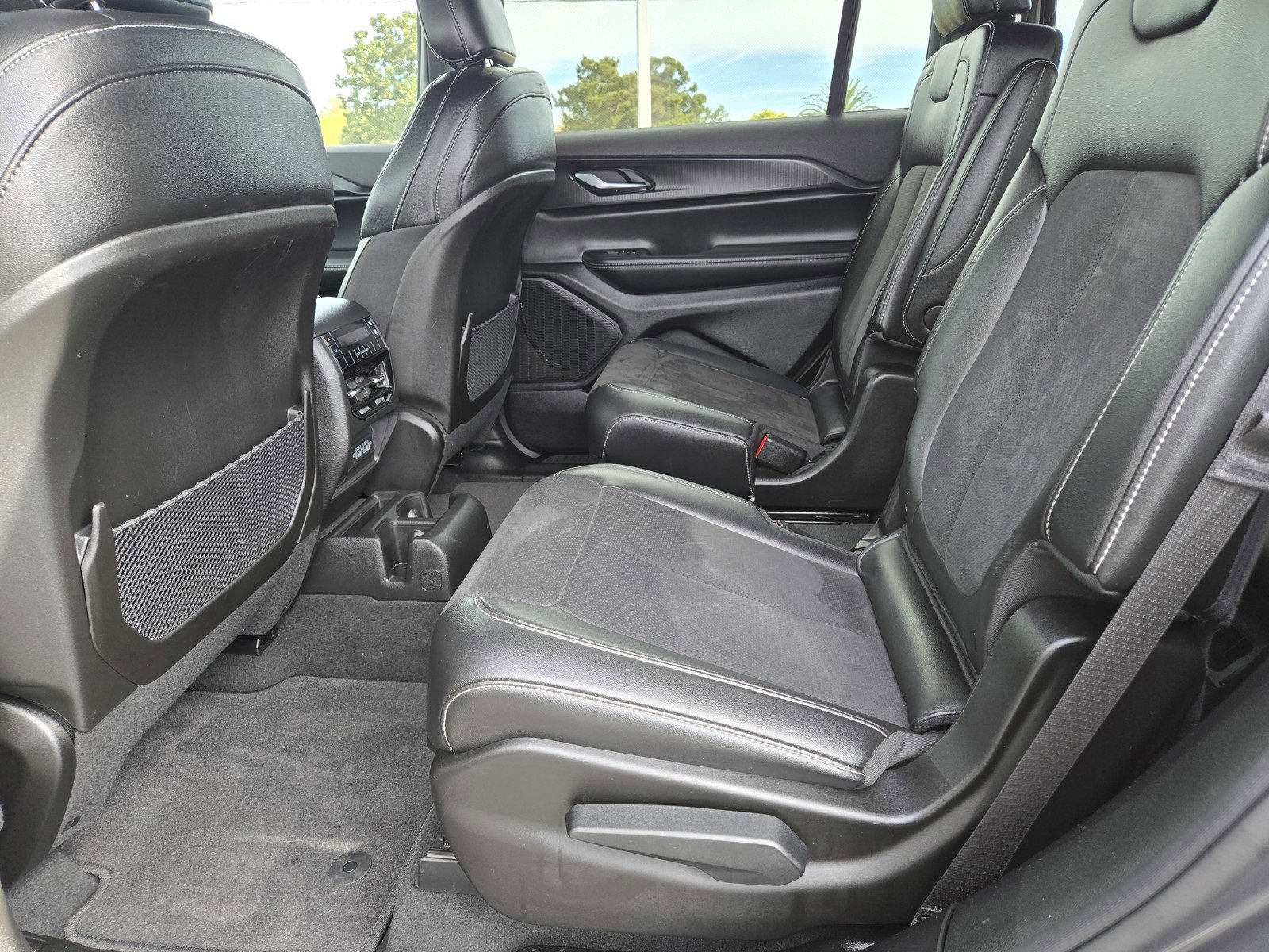 Used 2024 Jeep Grand Cherokee L Laredo image 14