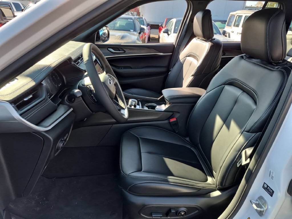 New 2026 Jeep Grand Cherokee Limited w/ Limited Altitude Package AWD/4WD image 12