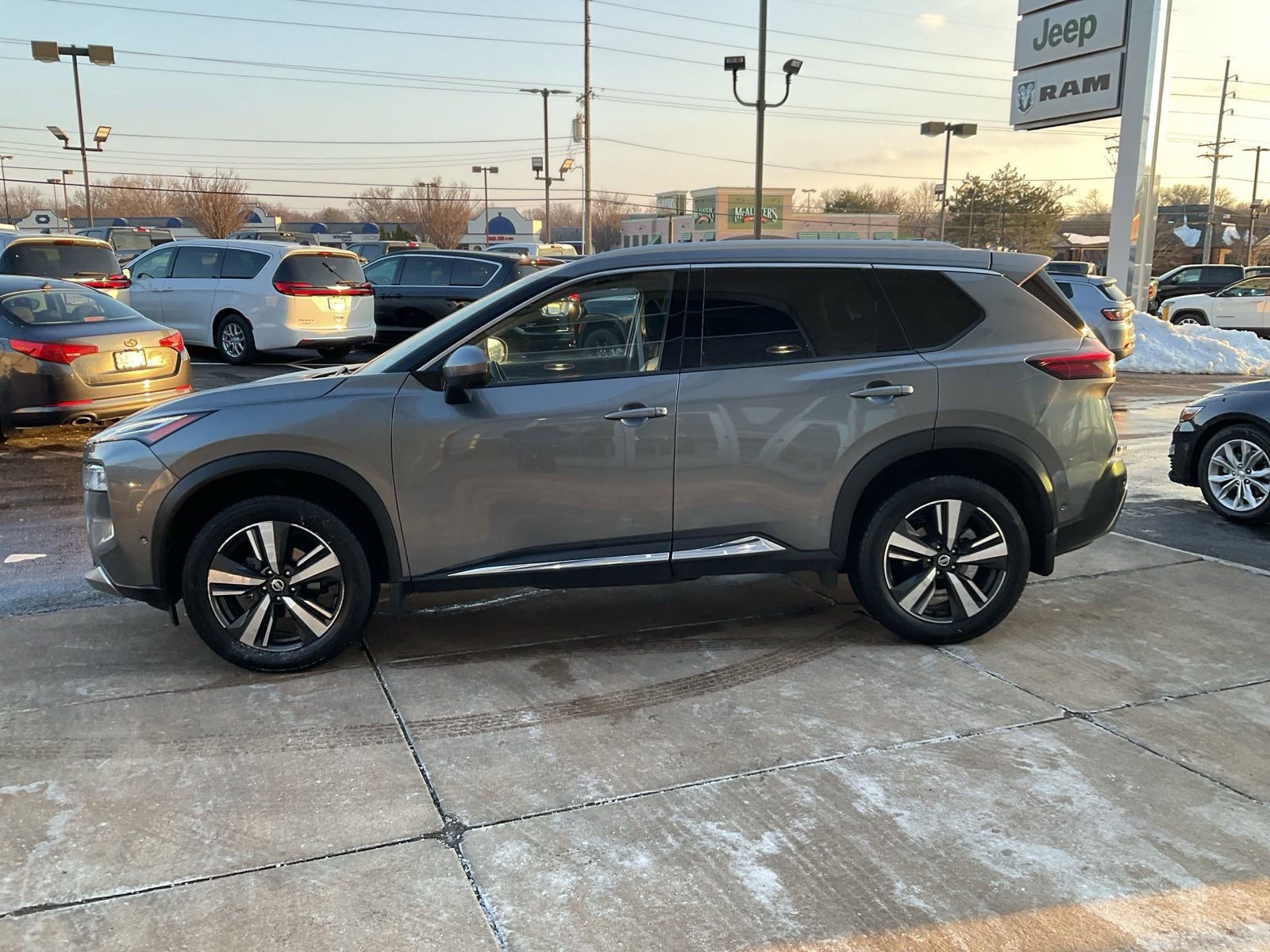 Used 2021 Nissan Rogue Platinum image 2