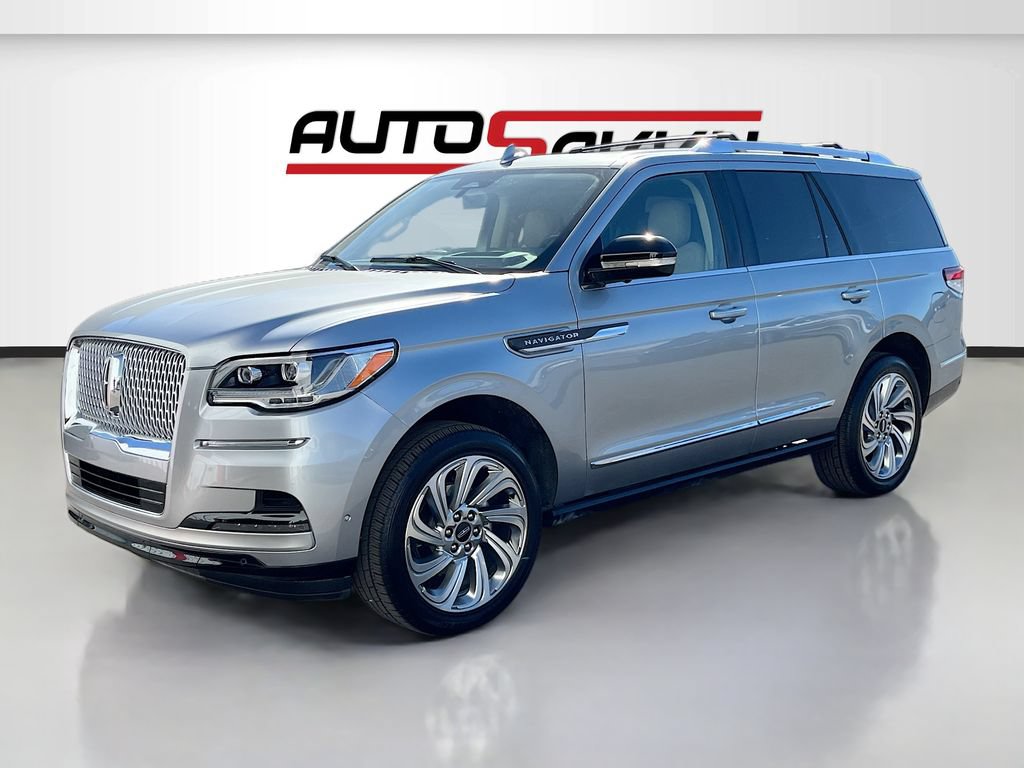 Used 2024 Lincoln Navigator Reserve AWD/4WD image 3