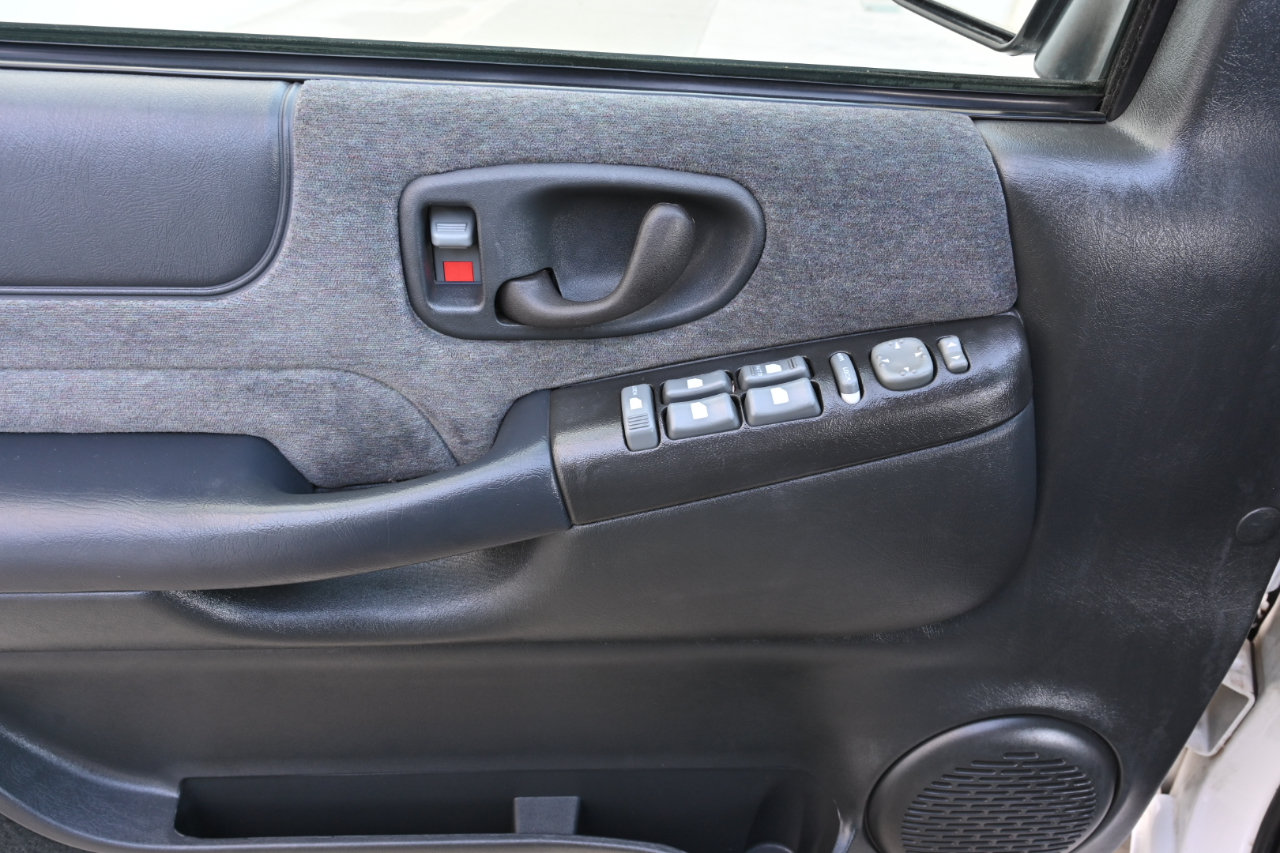 Used 2002 Chevrolet Blazer LS w/ Preferred Equipment Group AWD/4WD image 23
