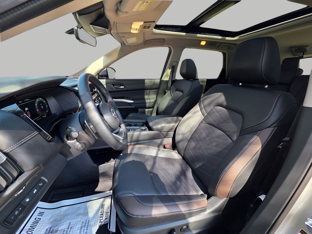 Used 2025 Nissan Pathfinder Platinum w/ Cargo Package image 21