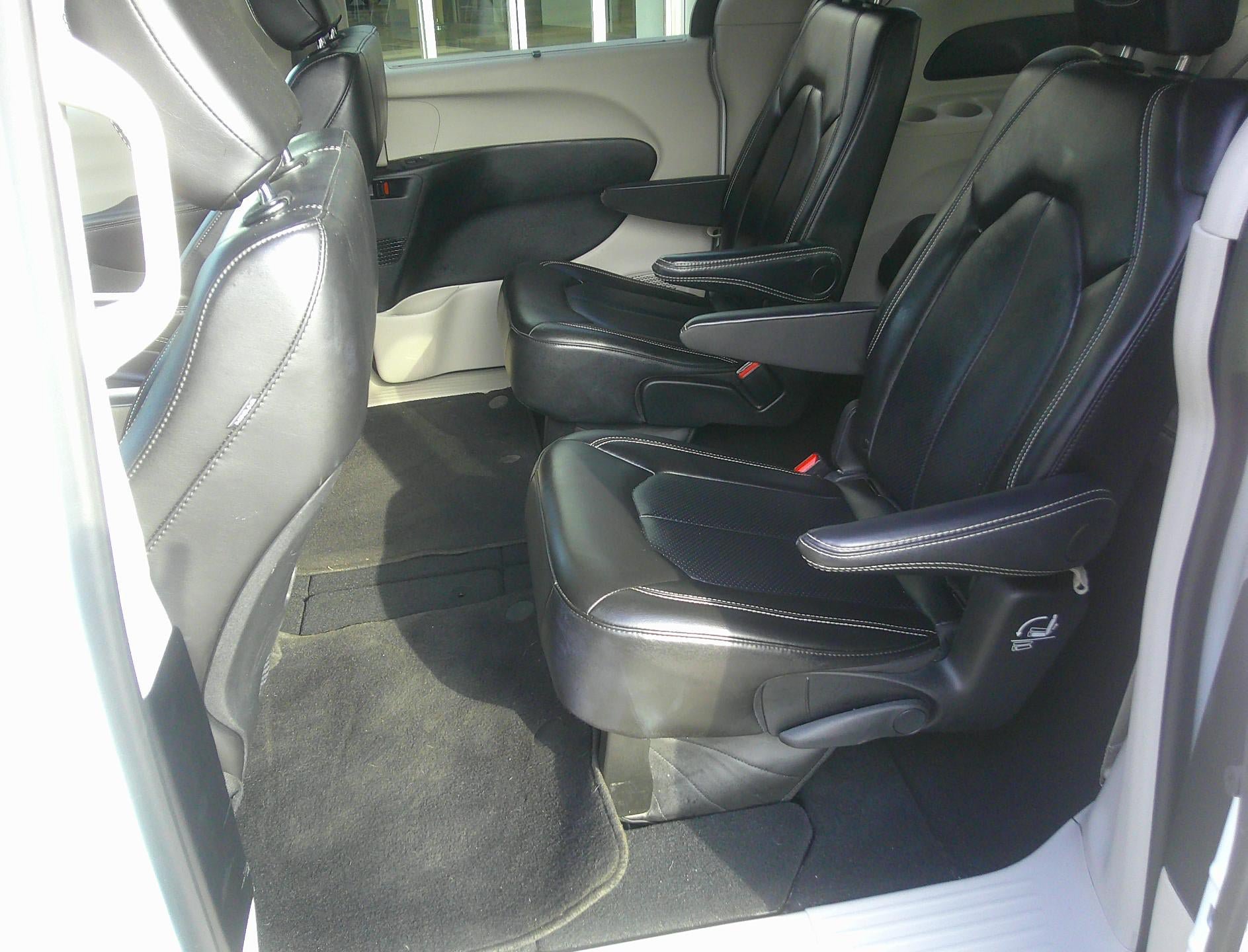 Used 2024 Chrysler Pacifica Touring-L FWD image 10