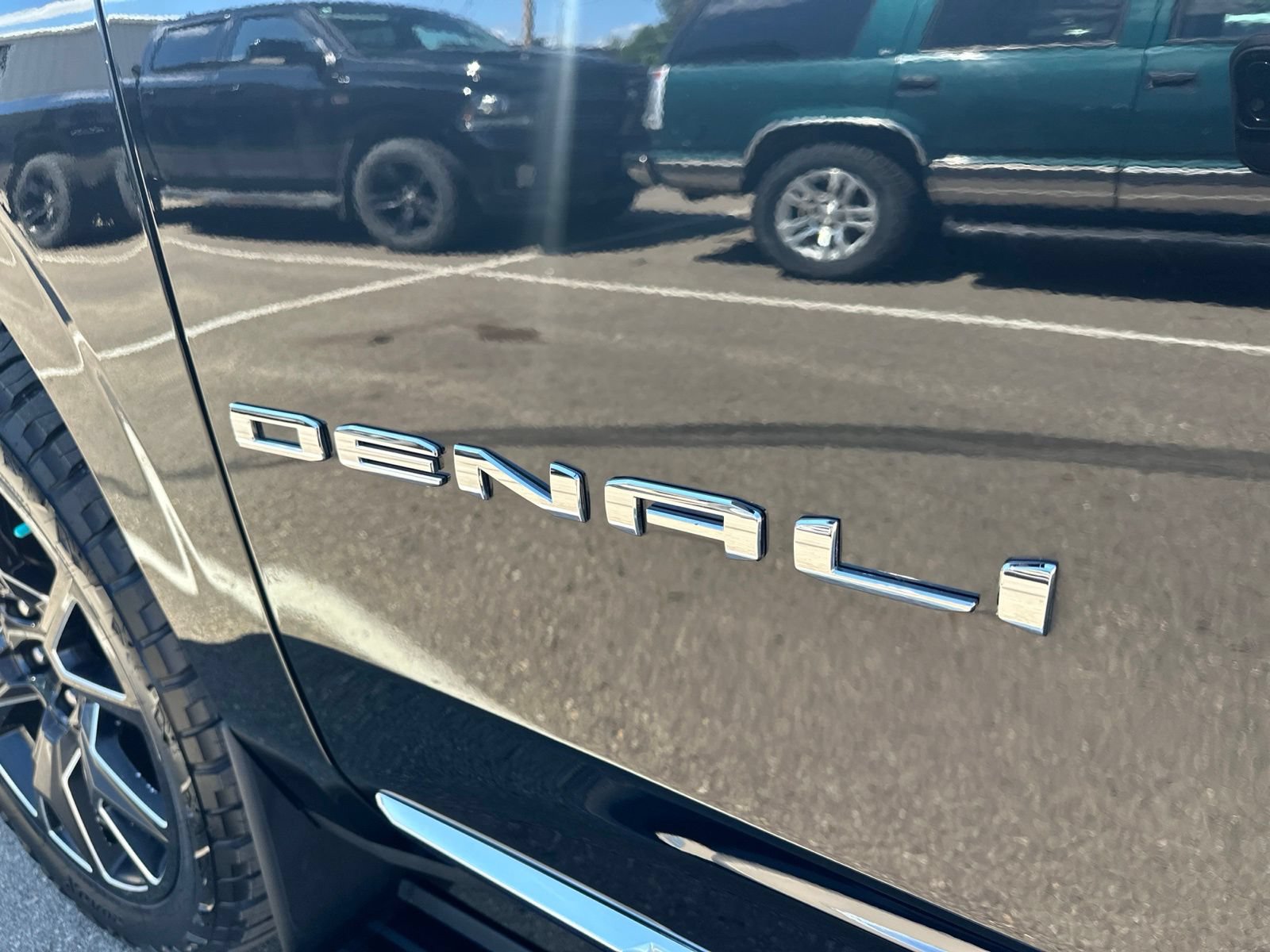 Used 2023 GMC Yukon Denali AWD/4WD image 12