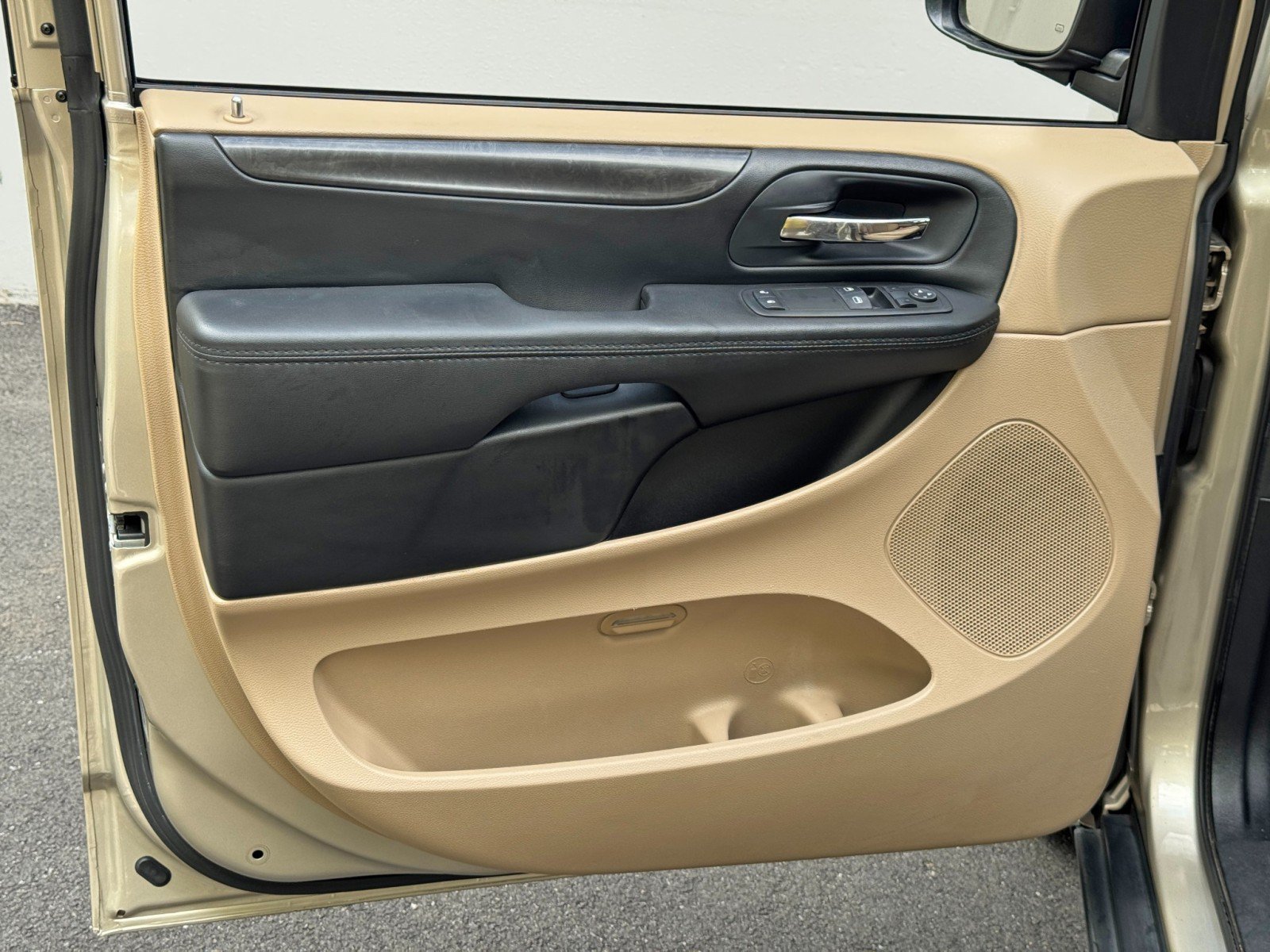 Used 2015 Dodge Grand Caravan American Value Package w/ UConnect Hands-Free Group FWD image 32