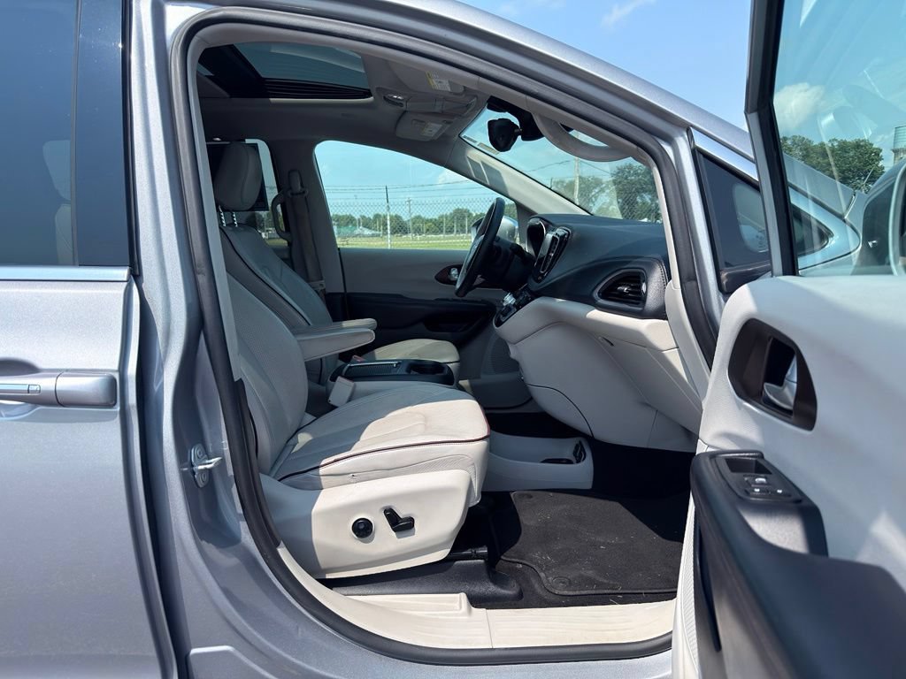 Used 2017 Chrysler Pacifica Limited w/ Advanced Safetytec Group FWD image 34