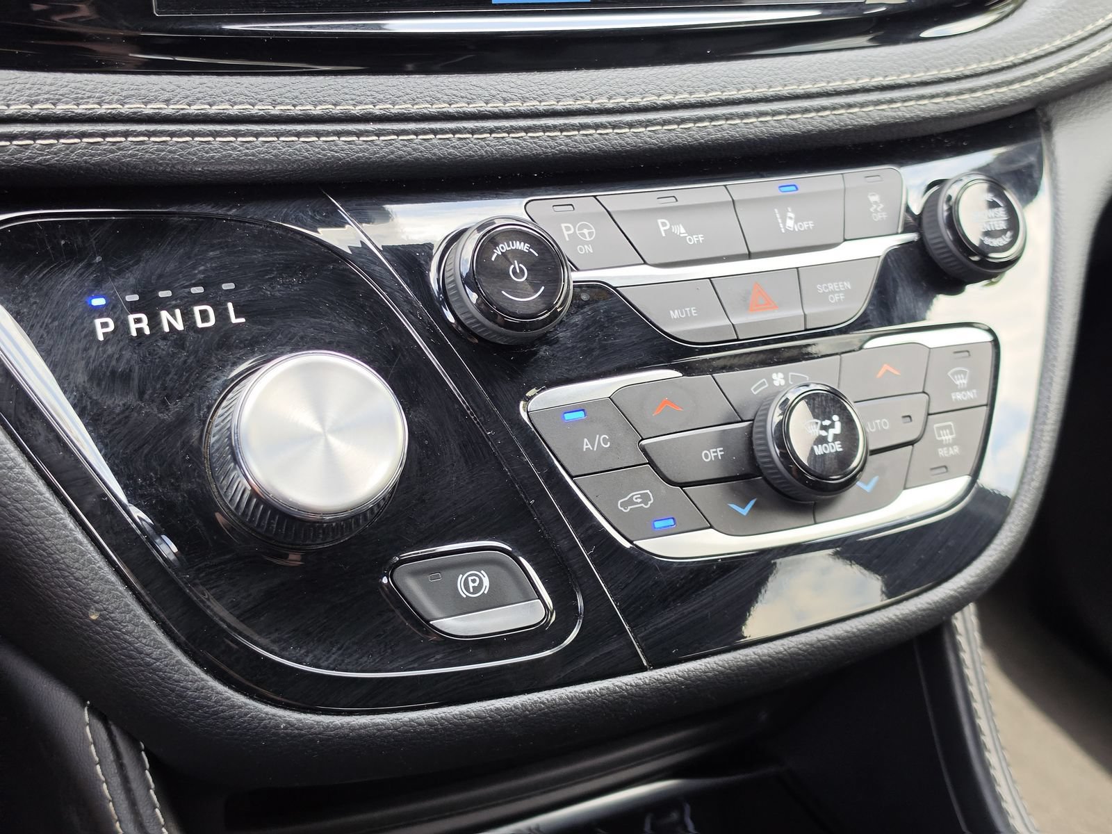 Used 2024 Chrysler Pacifica Premium FWD image 30