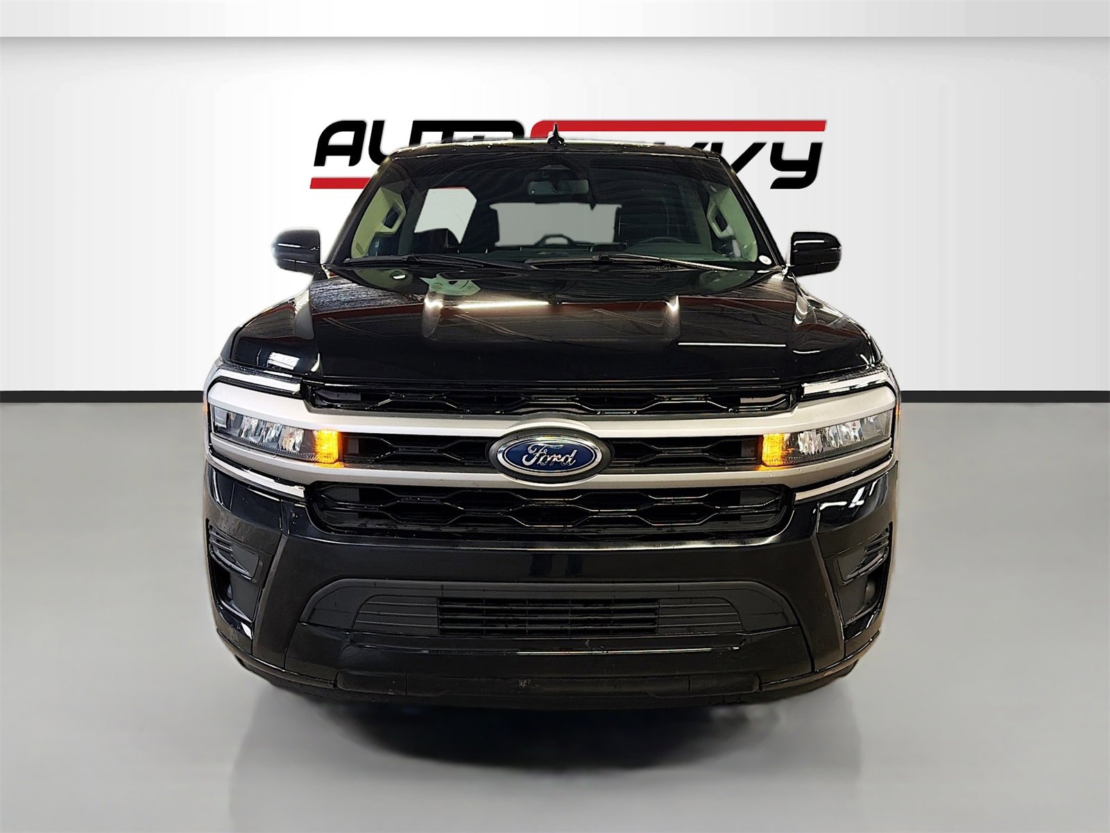 Used 2024 Ford Expedition XLT image 2