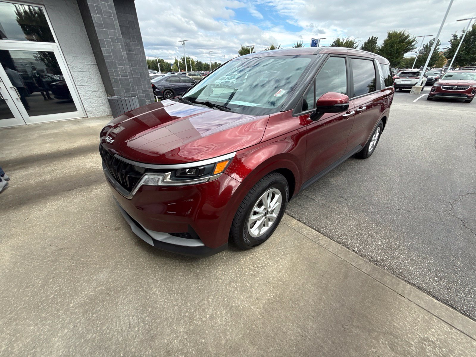 Used 2024 Kia Carnival LX FWD image 1