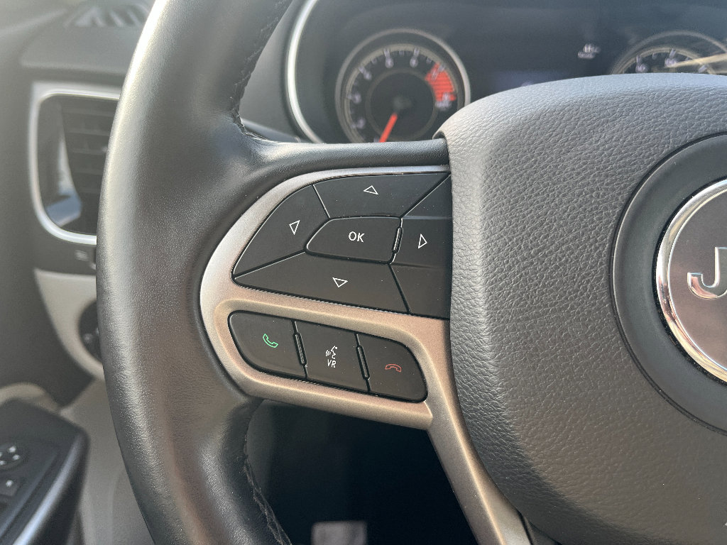 Used 2020 Jeep Cherokee Limited w/ Luxury Group AWD/4WD image 34