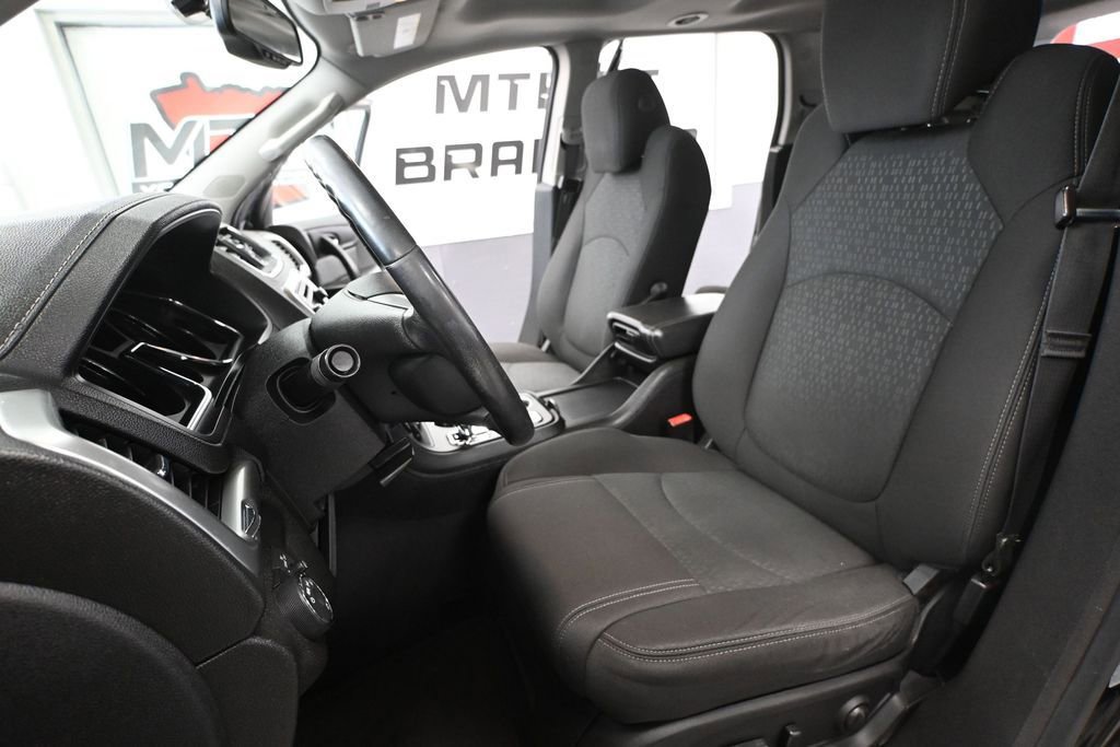 Used 2016 GMC Acadia SLE AWD/4WD image 25
