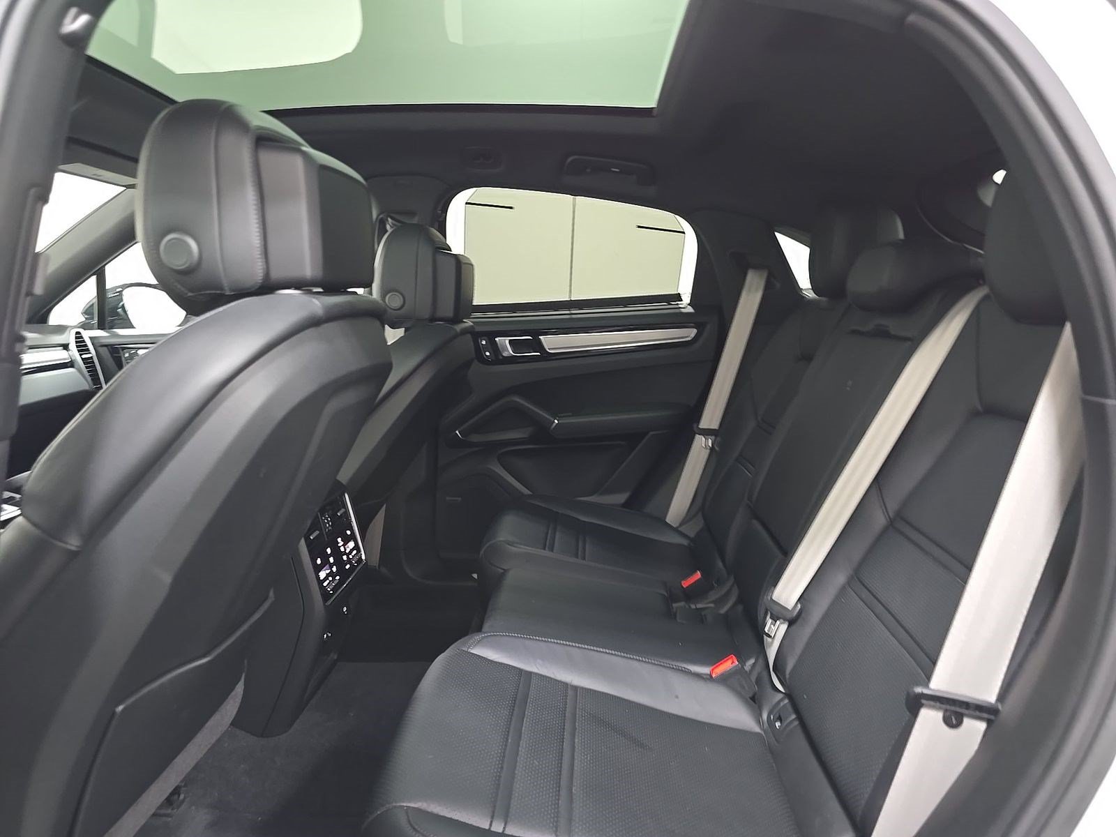 Used 2023 Porsche Cayenne Platinum Edition AWD/4WD image 15