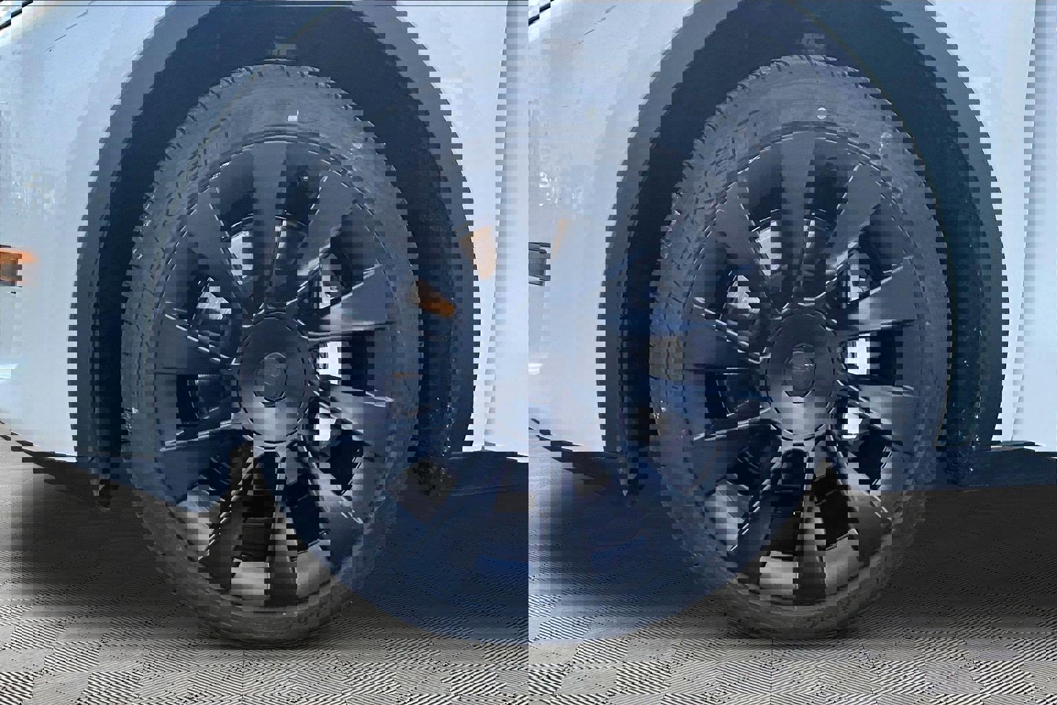 Used 2023 Tesla Model Y Long Range image 34