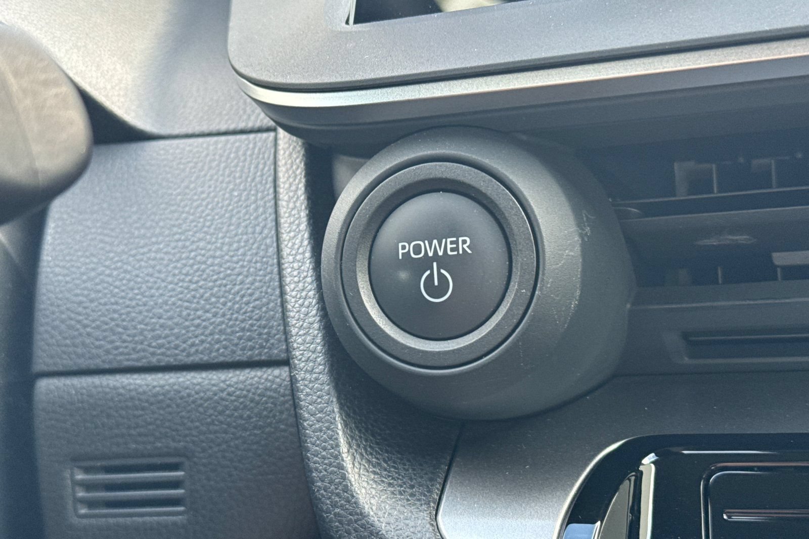 Certified 2025 Toyota Prius LE FWD image 35