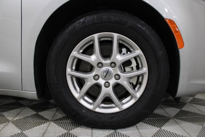 Used 2024 Chrysler Pacifica Touring-L image 45