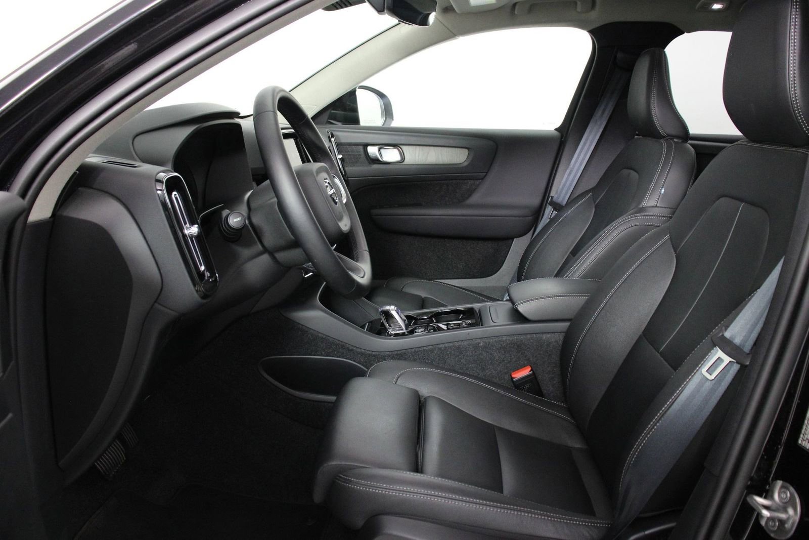 Used 2025 Volvo XC40 B5 Plus image 31