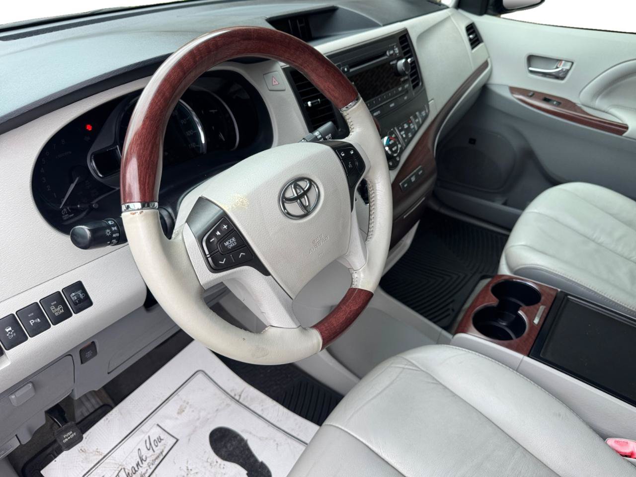 Used 2014 Toyota Sienna Limited w/ Limited Convenience Package FWD image 3