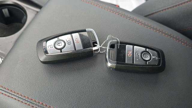 Used 2025 Ford Explorer Active AWD/4WD image 9