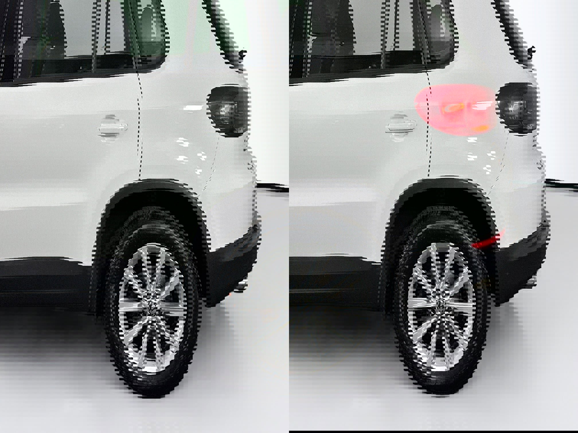 Used 2018 Volkswagen Tiguan Limited w/ Premium Package image 36