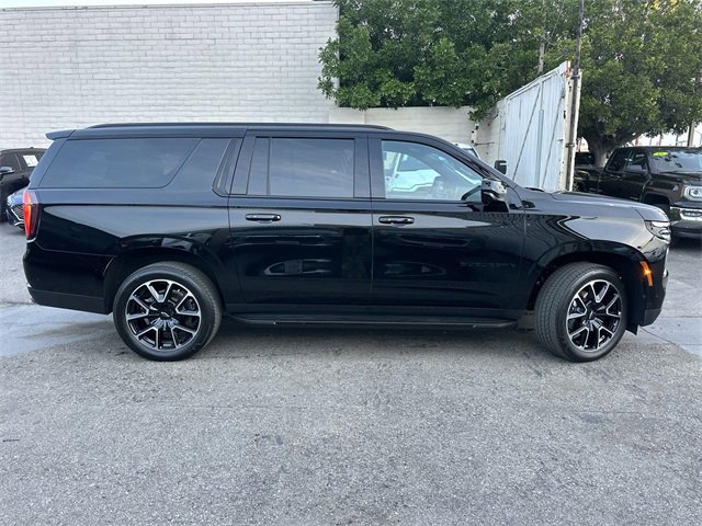 Used 2025 Chevrolet Suburban RST image 3