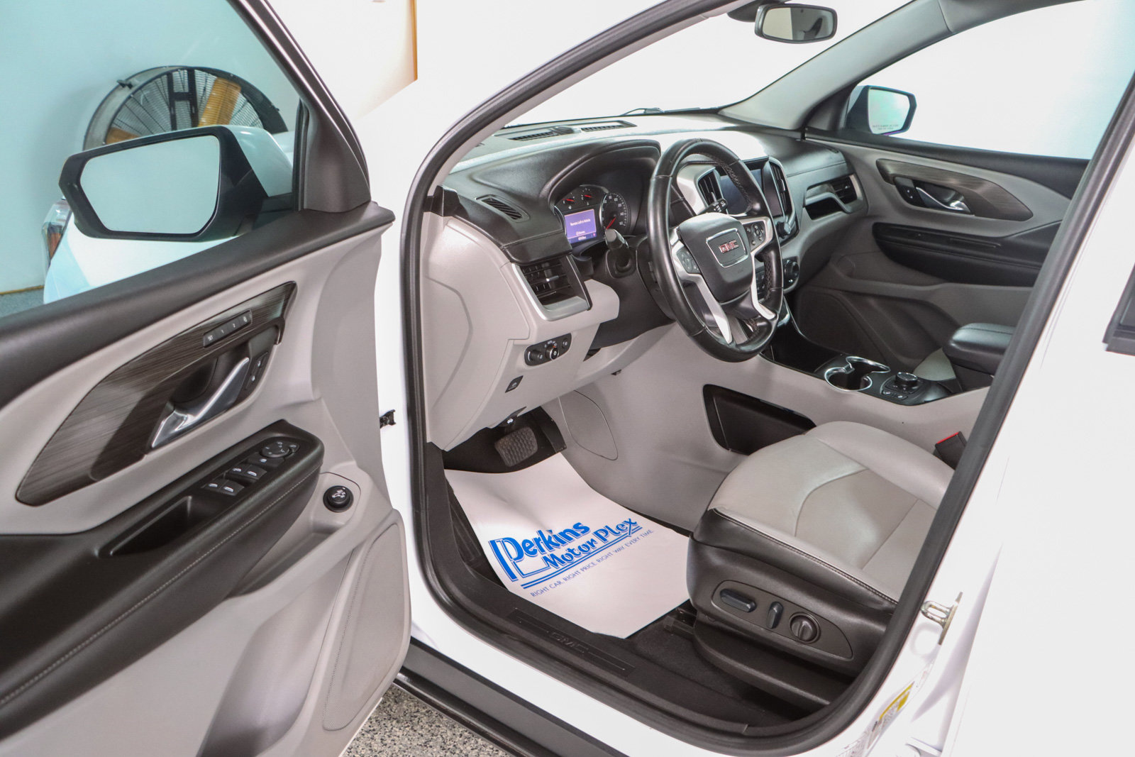 Used 2023 GMC Terrain SLT AWD/4WD image 3