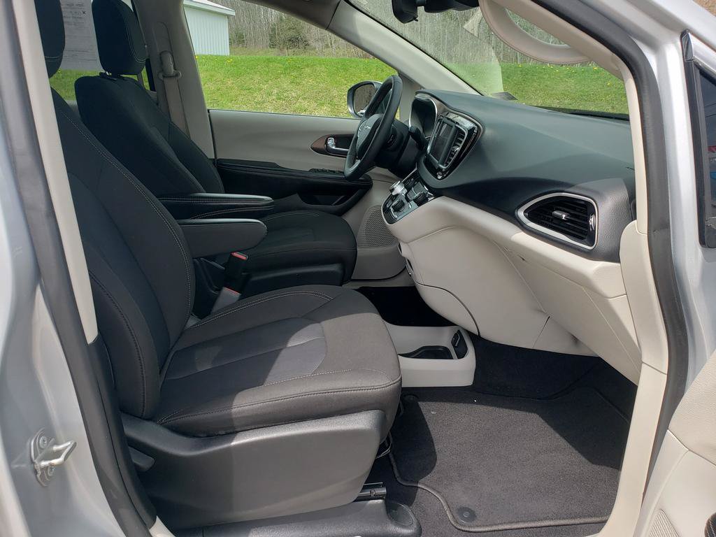 Certified 2023 Chrysler Voyager LX FWD image 17
