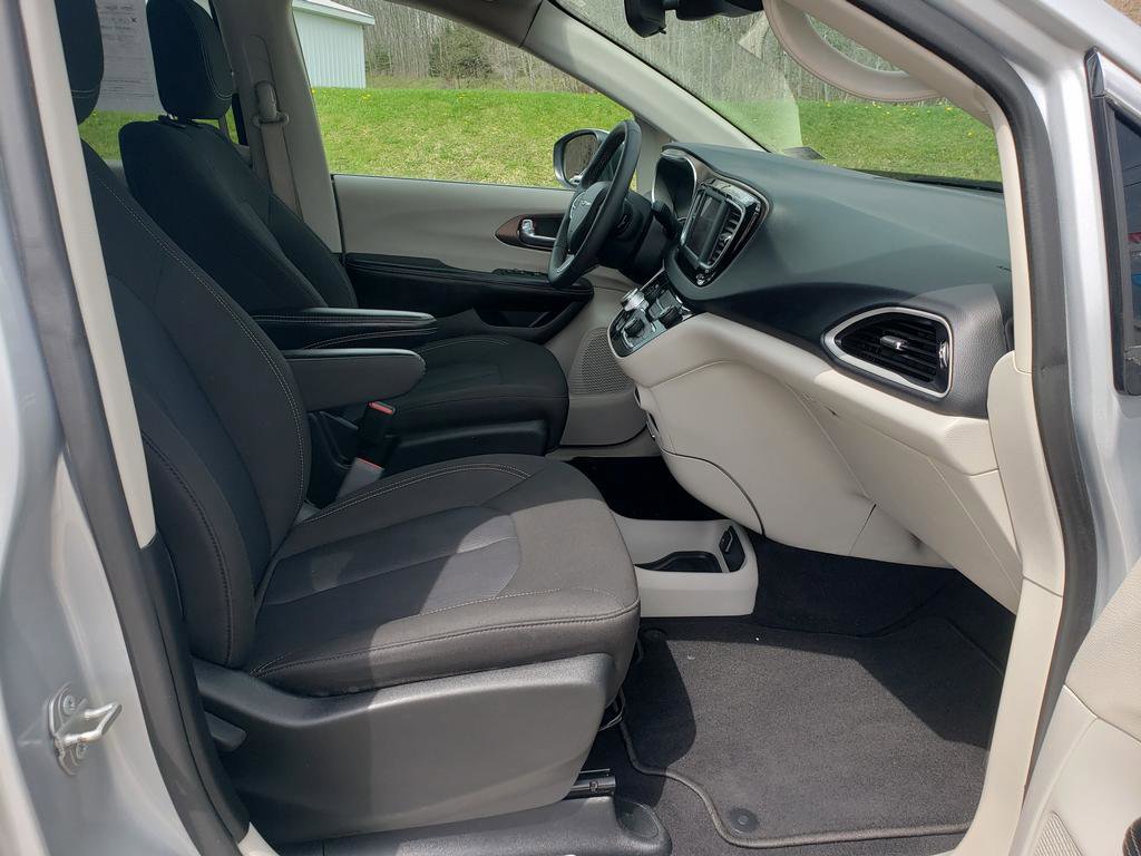 Used 2023 Chrysler Voyager LX image 17