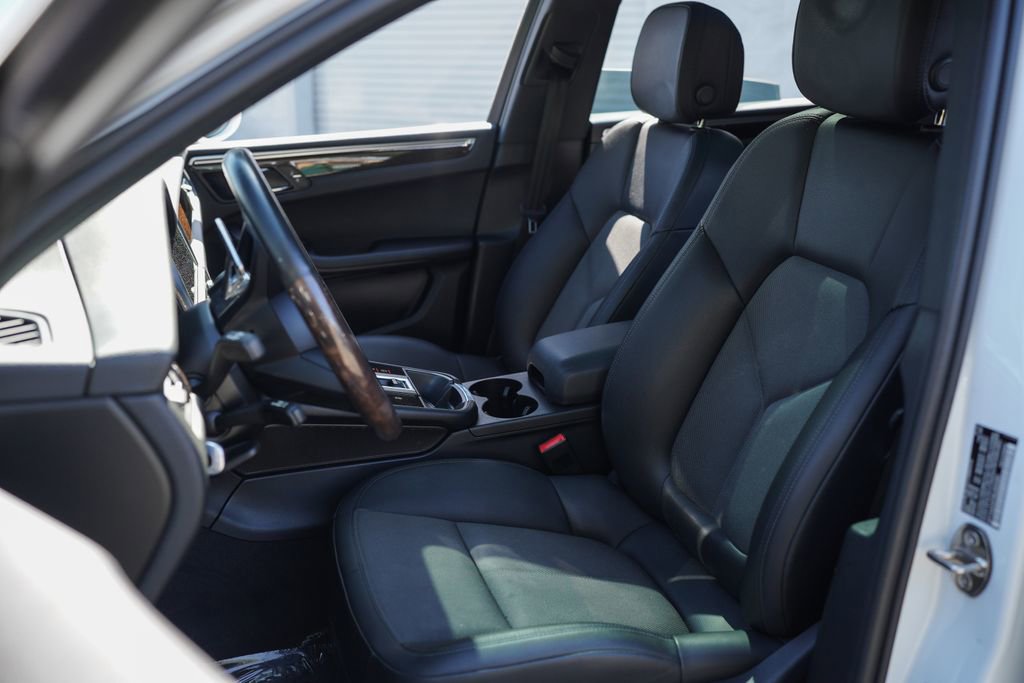 Used 2022 Porsche Macan AWD/4WD image 23