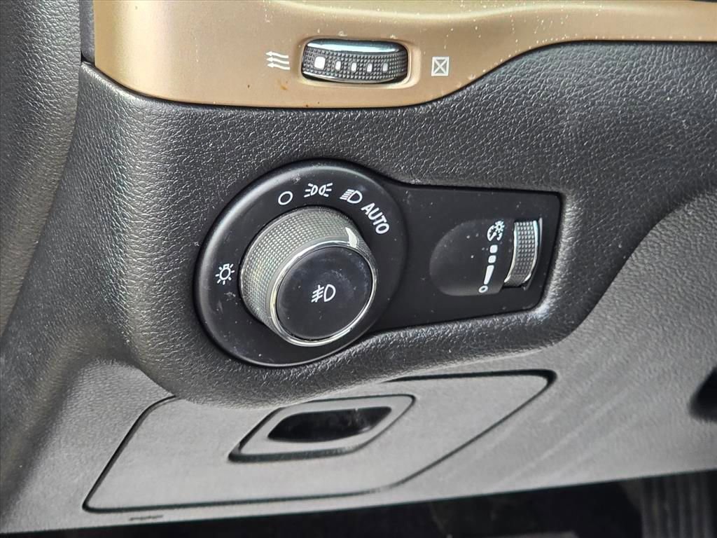 Used 2018 Jeep Cherokee Latitude w/ Altitude Package image 8