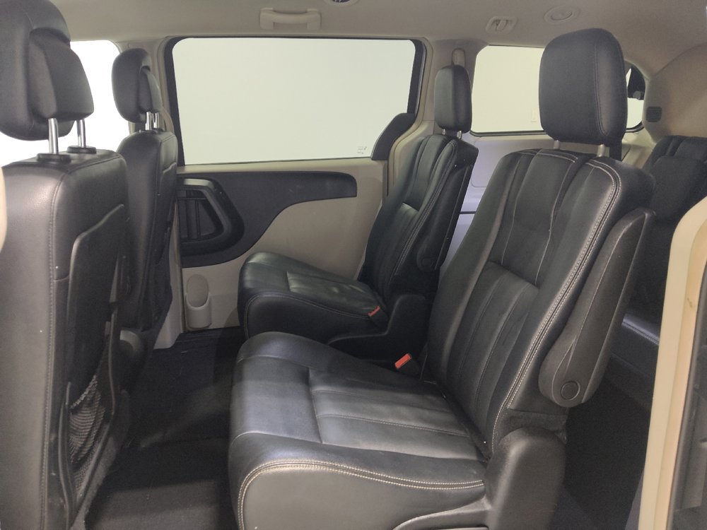 Used 2016 Chrysler Town & Country Touring image 18