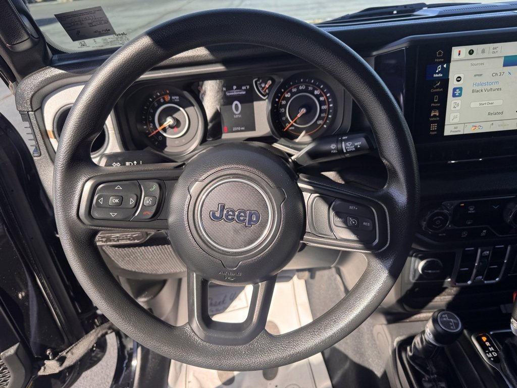 Used 2025 Jeep Gladiator Sport image 2