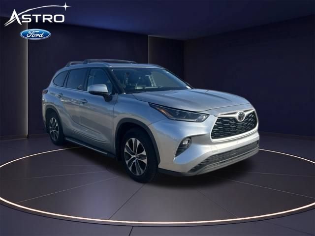 Used 2021 Toyota Highlander XLE FWD image 1