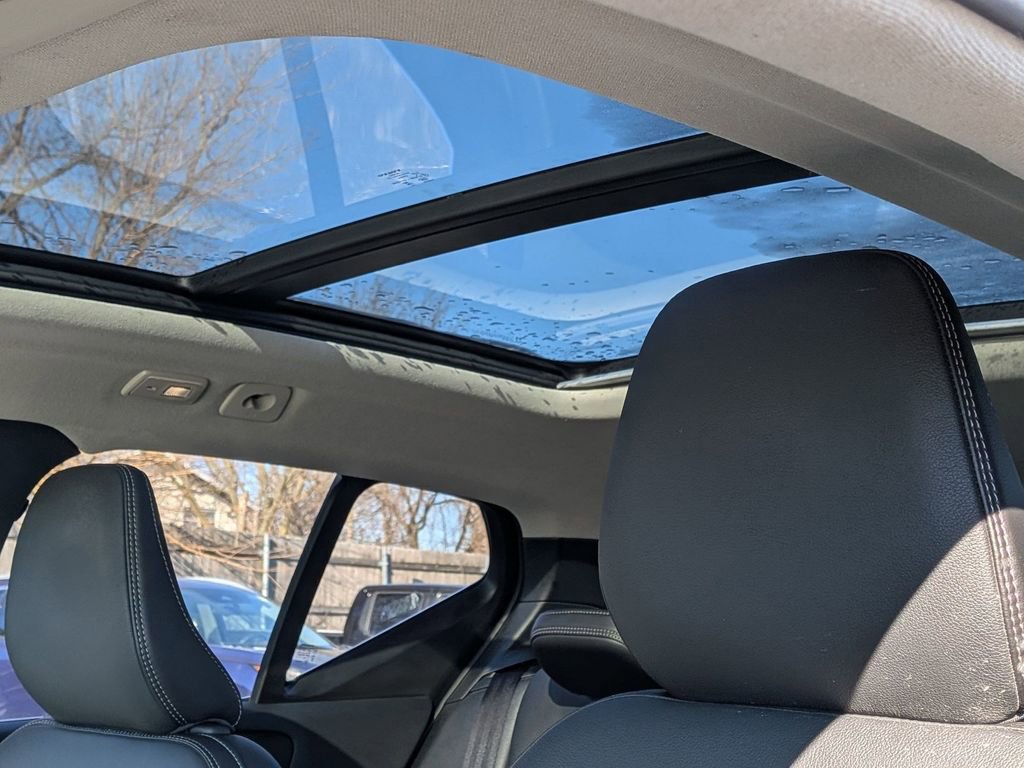 Used 2025 Volvo XC40 B5 Plus image 12