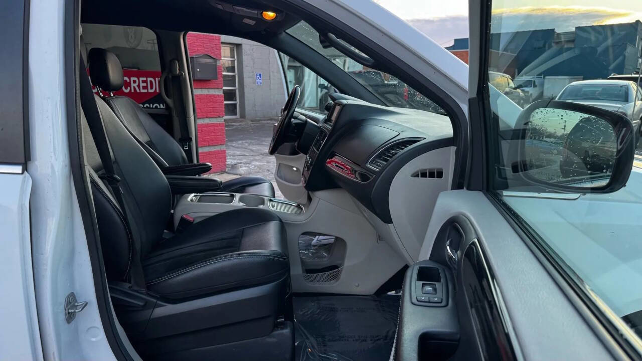 Used 2017 Dodge Grand Caravan GT image 13