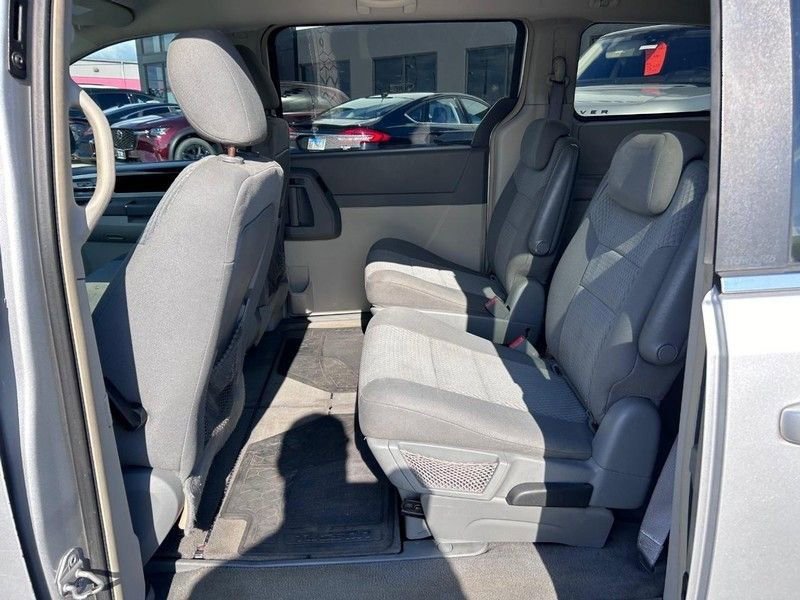 Used 2010 Chrysler Town & Country Touring image 9