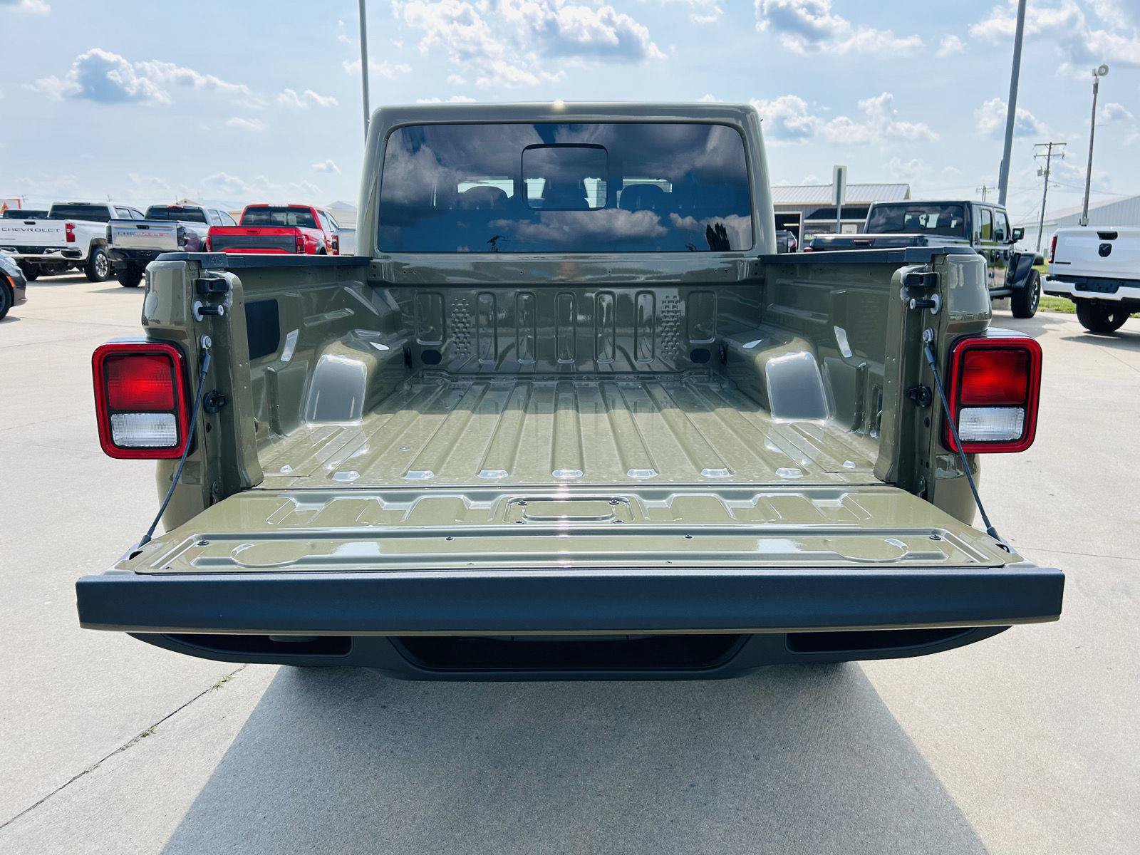 New 2026 Jeep Gladiator Sport AWD/4WD image 26