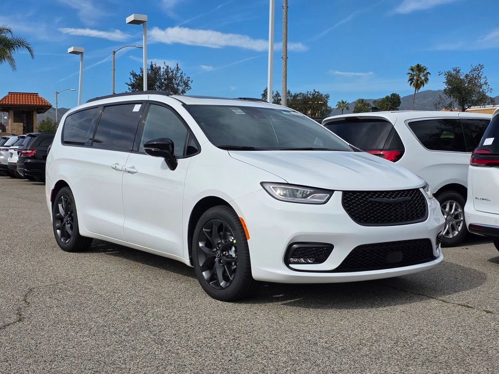 New 2026 Chrysler Pacifica Limited w/ Uconnect Theater Family Group FWD image 1