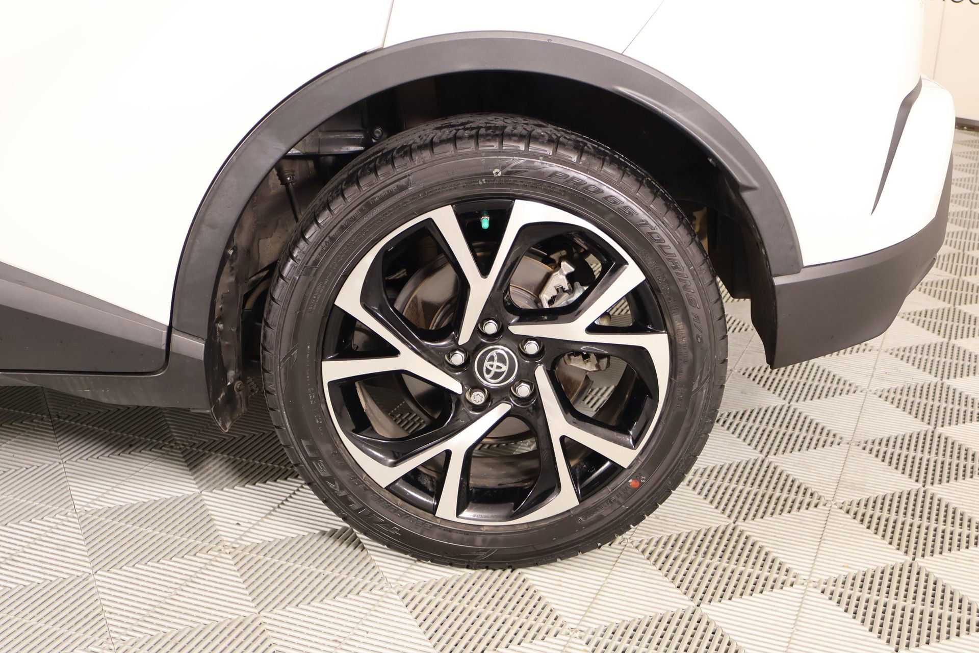 Used 2019 Toyota C-HR XLE FWD image 17