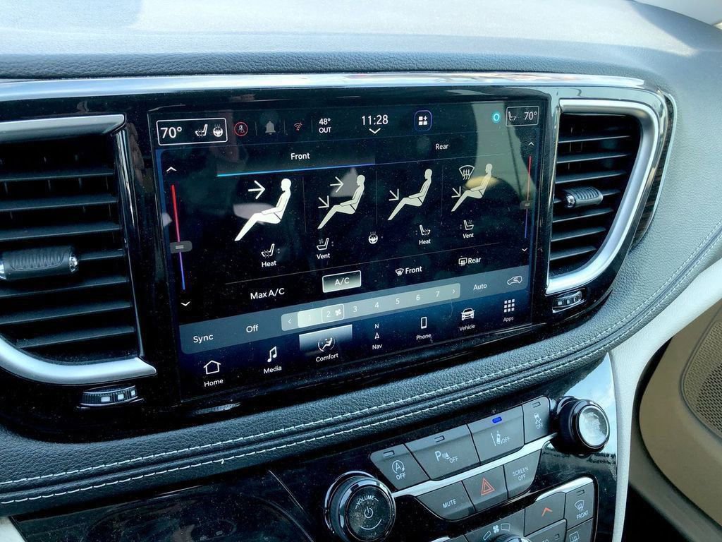 Used 2023 Chrysler Pacifica Limited FWD image 32
